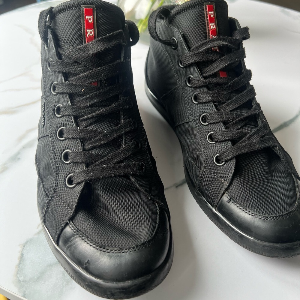Used Men shoes, fits 10.5 men. Some wear and tare but overall good condition.
